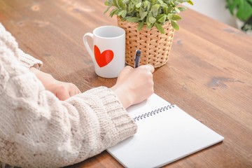 ノートにメモをとる女性