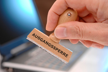 Stempel mit COVID-19 Virus Ausgangssperre