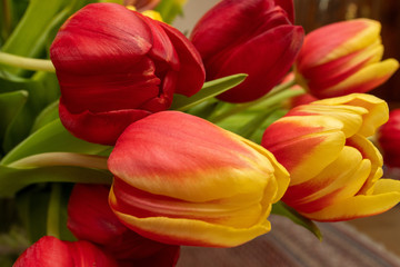 Blumenstrauß mit Tulpen rot-gelb  im Detail