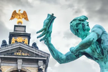 Fotobehang Stadsgezicht - close-up weergave van het standbeeld van Brabo en het Stadhuis (gebouw stadhuis) op de Grote Markt (Hoofdplein) van Antwerpen, in België © rustamank