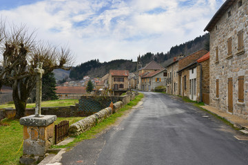 Fototapeta na wymiar Entrée au village de Saint-Martial (07310) sur la D215, département de l'Ardèche en région Auvergne-Rhône-Alpes, France
