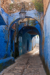 Fototapeta na wymiar bonita calle de la ciudad de Chefchaouen en Marruecos