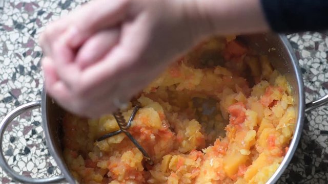 Traditioneller, rustikaler, regionaler, holsteiner Steckr&uuml;benmus oder Steckr&uuml;beneintopf im Topf Nahaufnahme, selektive Sch&auml;rfe