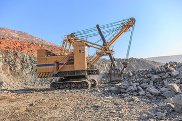 Obraz premium Old big mining excavator in an iron ore quarry