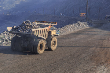 Obraz premium An old large mining truck loaded with iron ore in a quarry