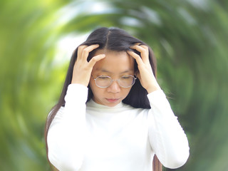 vertigo and dizzy in asian woman and she use hand touching her hair and head and symptoms fo pain...