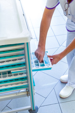 Infirmi&egrave;re distribue les m&eacute;dicaments &agrave; la maison de retraite ehpad