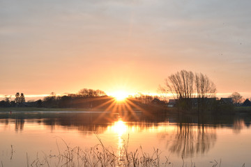 Obraz premium sunset over lake