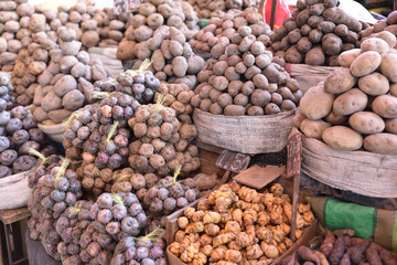 Pommes de terre des Andes au marché d'Arequipa, Pérou