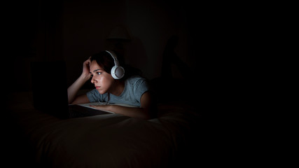 Obraz premium Woman working late at home