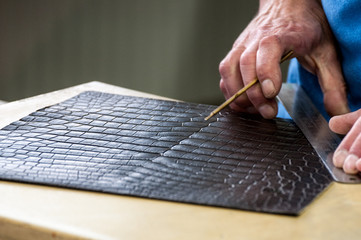 Zuschnitt von Krokodilleder für Luxustaschen