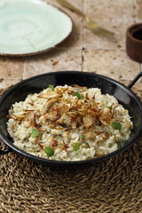 risotto con carciofi in padella di metallo