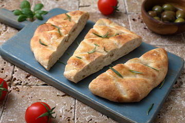 pizza focaccia  su tavolo di cucina rustico