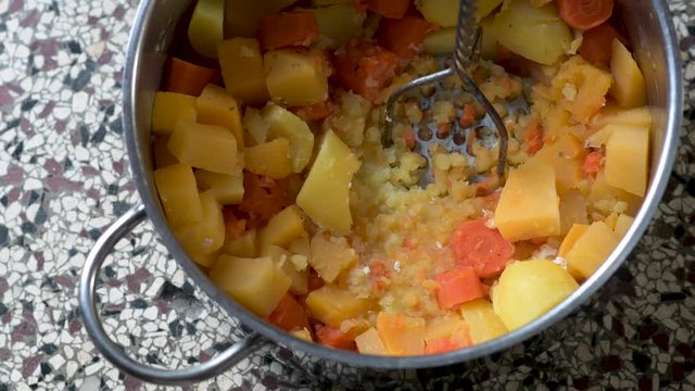 Traditioneller, rustikaler, regionaler, holsteiner Steckr&uuml;benmus oder Steckr&uuml;beneintopf im Topf Nahaufnahme, selektive Sch&auml;rfe