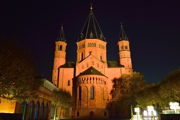 Der Mainzer Dom bei Nacht