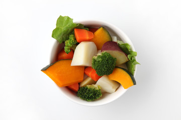 温野菜のサラダ 白背景