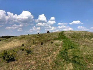 Obraz premium Spring road to the clouds