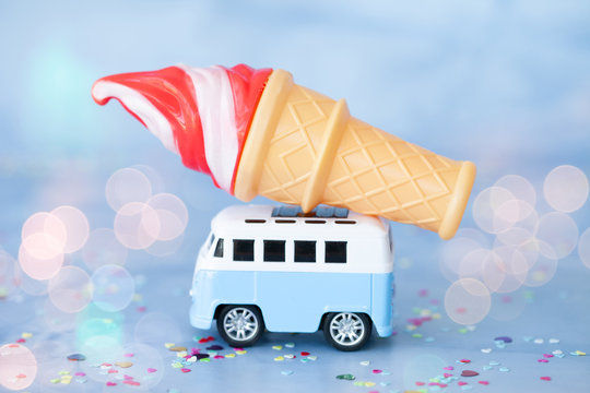 Kleines blaues Auto mit Eiswaffel