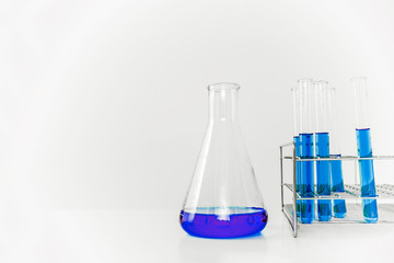 青い溶液の入った試験管とフラスコ。実験、開発、試験、検査イメージ