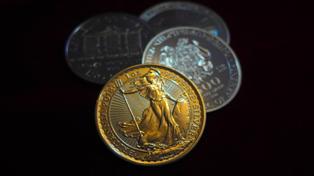 Monedas de una onza de plata, En primer plano Britannia.