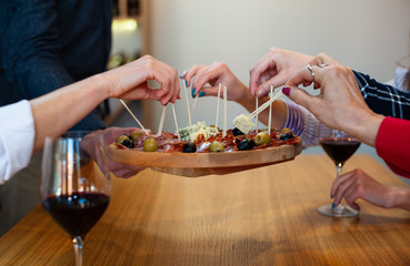 Photo festive company social crowd event birthday members share eating beverage sit table full meals