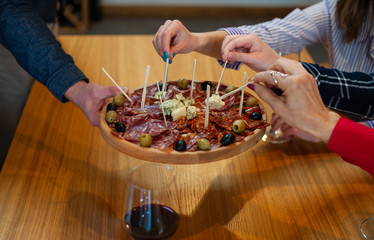 Photo festive company social crowd event birthday members share eating beverage sit table full meals