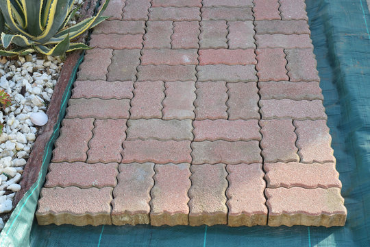 Jardinage : cr&eacute;ation d'une all&eacute;e en pav&eacute;s autobloquants.