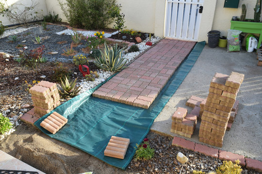 Jardinage : cr&eacute;ation d'une all&eacute;e en pav&eacute;s autobloquants.