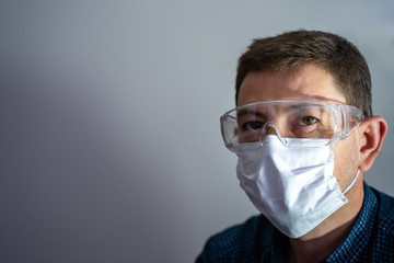 Coronavirus Covid 19. Homme avec masque et lunettes. protection contre les virus et les infections