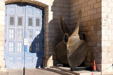 old propeller in fornt of Maltese museum in Birgu