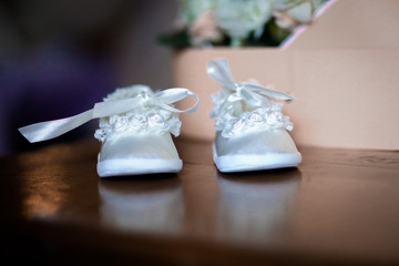 białe buciki na chrzest dla dziewczynki 