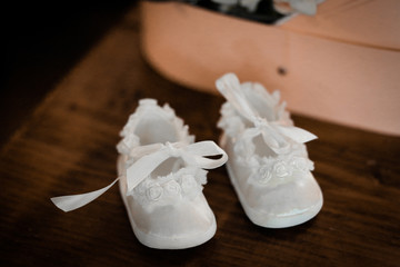 białe buciki na chrzest dla dziewczynki 