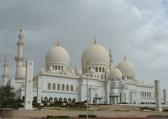 Fototapeta na wymiar grand mosque in abu dhabi 
