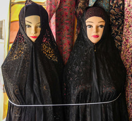 moda femenina en un mercado de Kashan (Irán)