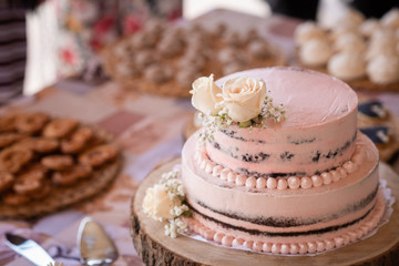 Tarta de boda rosa con flores