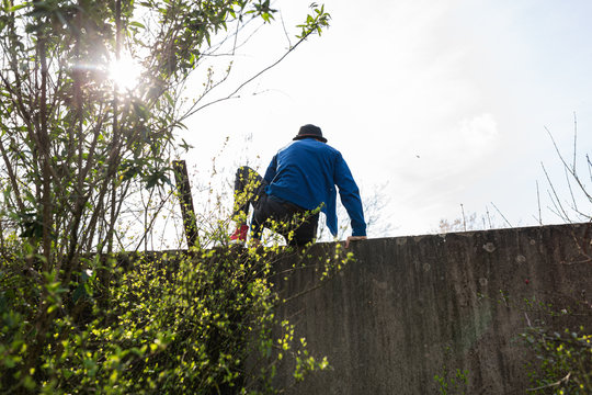 Man Springt über Wilde Mauer - Parcour