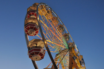 Long exposure of a colorful ferris wheel at night..
