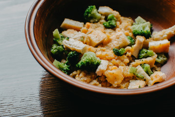 Chicken fillet with broccoli and 
lentils. 