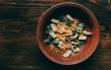 Chicken fillet with broccoli and 
lentils. 