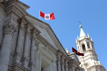 Igreja antiga com bandeira do Peru no topo