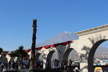 Plaza de Yanahuara em Arequipa com Vulcão ao fundo