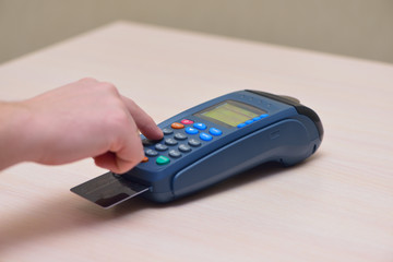 Obraz premium Girl pays purchase through the terminal pos