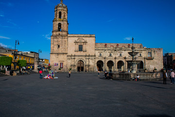 Fototapeta na wymiar Plaza del templo de San Franciso en Morelia Michoacán