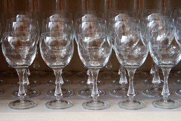 Fotografía de unas copas de vino, agua y licor