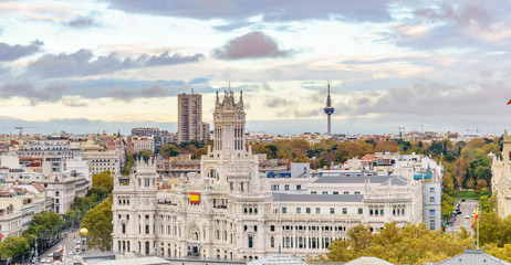 Obraz premium Cybele Palace (Palacio de Cibeles) and Cibeles fountain in Madrid.
