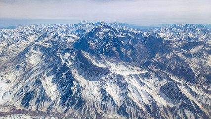 cordilheira dos andes vista da janela do avião