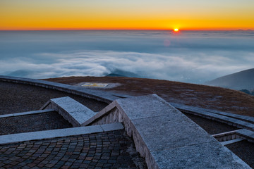 Tramonto sopra le nuvole del Monte Grappa, in Italia