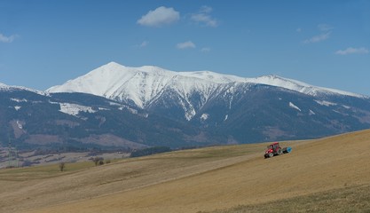 Frühlingspflügen unter den slowakischen Bergen - Hohe Tatra