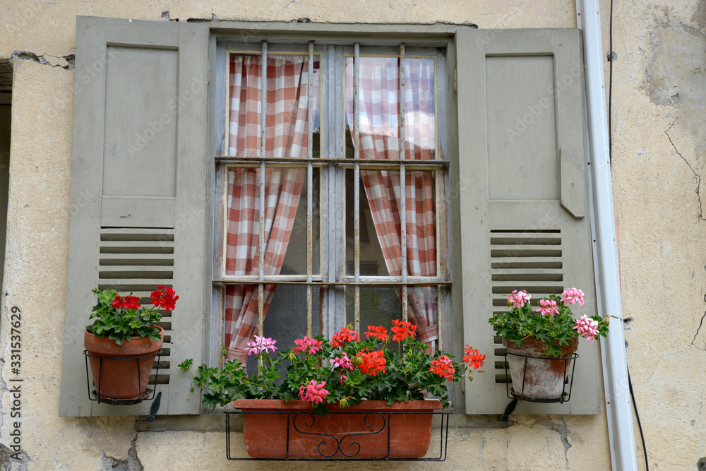 Wall mural fenetre d'une maison alpine - france