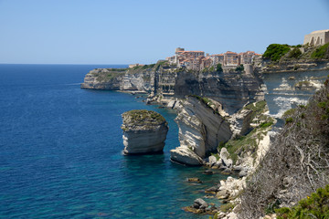 Fototapeta na wymiar vue sur la falaise et Bonifacio - Corse 